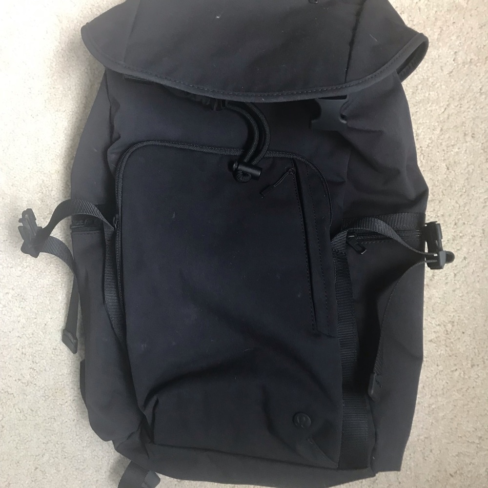 Lululemon command the day backpack 24L